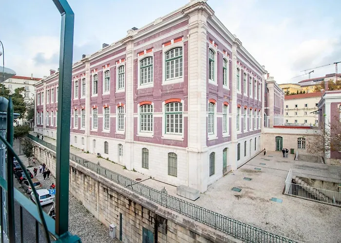 דירה Charming 1br With Terrace Views Of Bridge | By Airnest