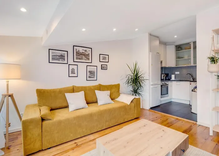 דירה Charming 1br With Terrace Views Of Bridge | By Airnest ליסבון